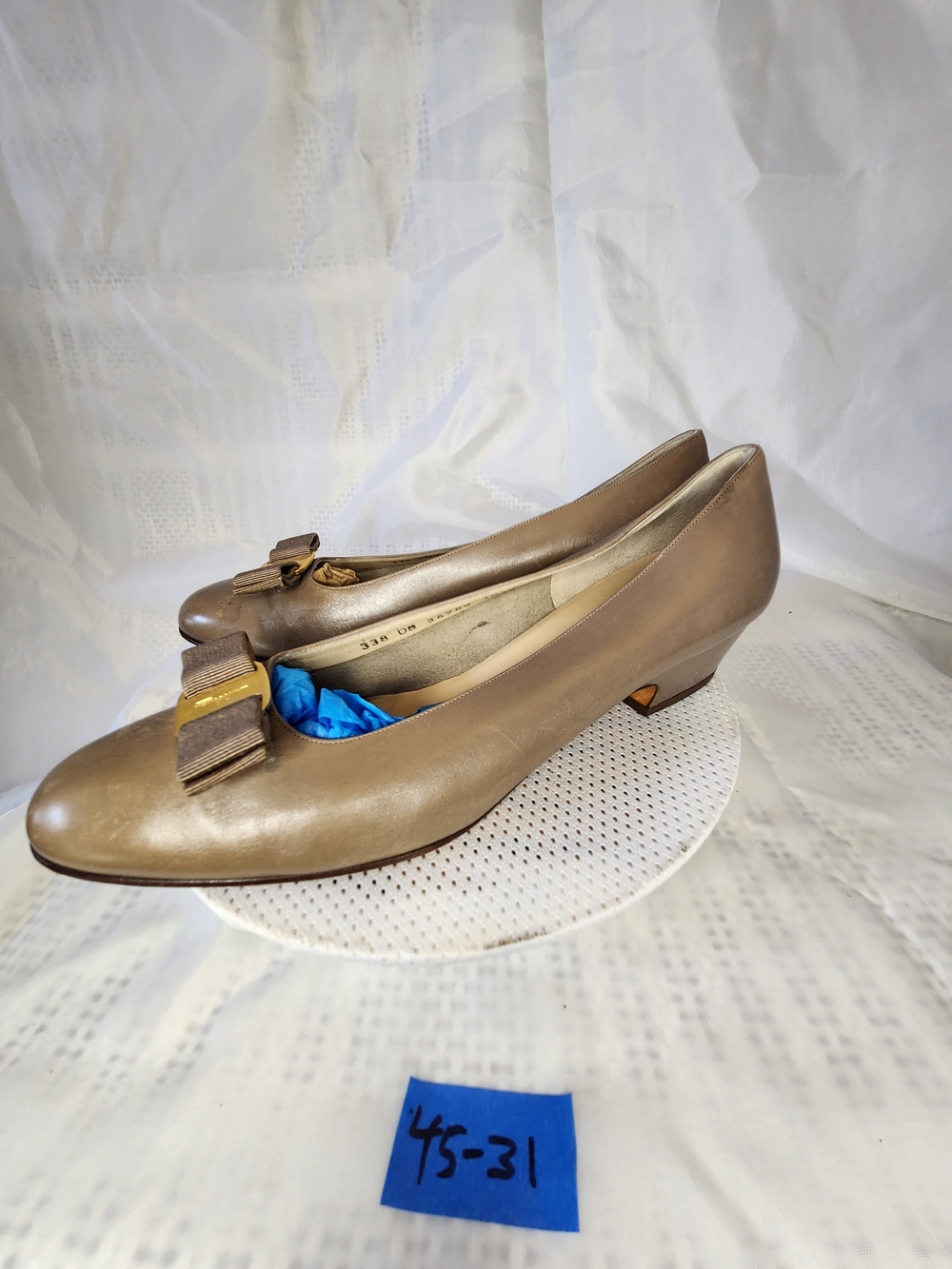 SALVATORE FERRAGAMO TAUPE BIEGE WOMEN VARA SHOES SIZE 10 C - Picture 5 of 10